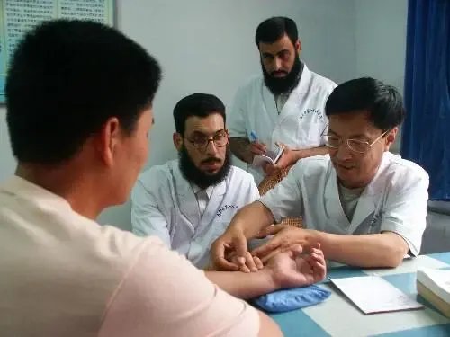 沧州北中医学生操场摆桌交流把脉，怎样看待这样的学习氛围？