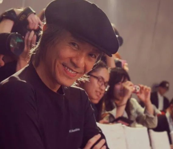 周星驰坎坷的一生，他为什么不结婚？