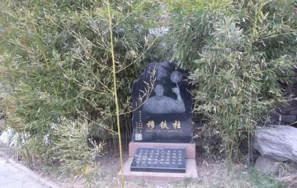 男篮巨人去世十年后，妻子气色变好，儿子1米8不搞体育，他是谁呢？