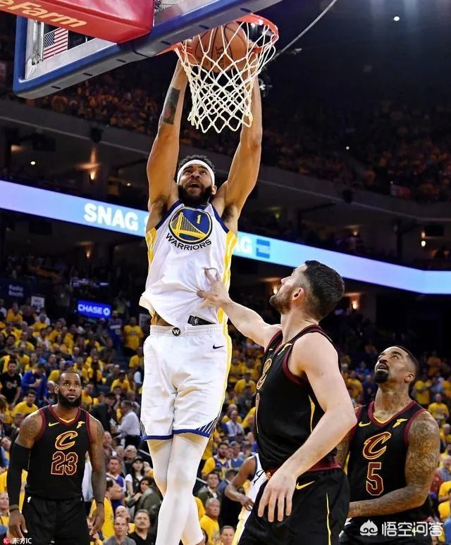 库里传球给麦基，麦基无人防守面对篮筐，被篮筐盖下来，你怎么看？