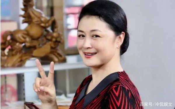 于月仙晒老公合影，现实的她气质高雅像个贵妇，她平时有多美？