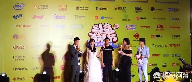 斗鱼嘉年华观众无心看女主播，只因女主持太吸睛，PDD眼都看直了，你觉得怎么样？