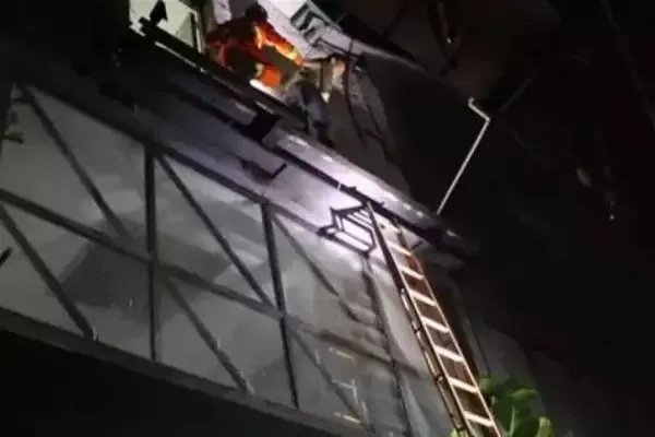 广东东莞一男子出差回来发现自家楼房塌了，究竟是怎么一回事？