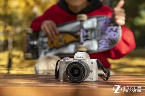 可翻转触控屏幕 佳能简单易用的微单M50