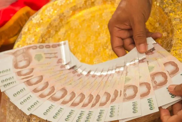 安徽女子出嫁要720件聘礼，大家结婚都出了多少彩礼呢？