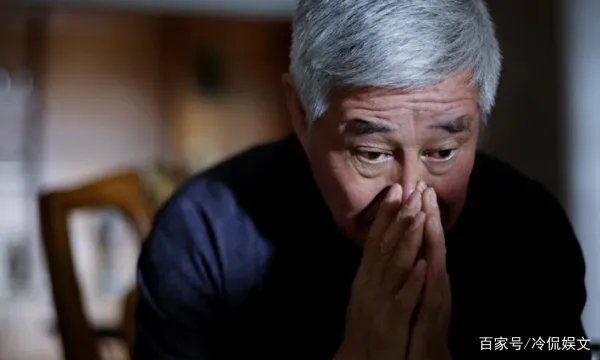 于月仙晒老公合影，现实的她气质高雅像个贵妇，她平时有多美？