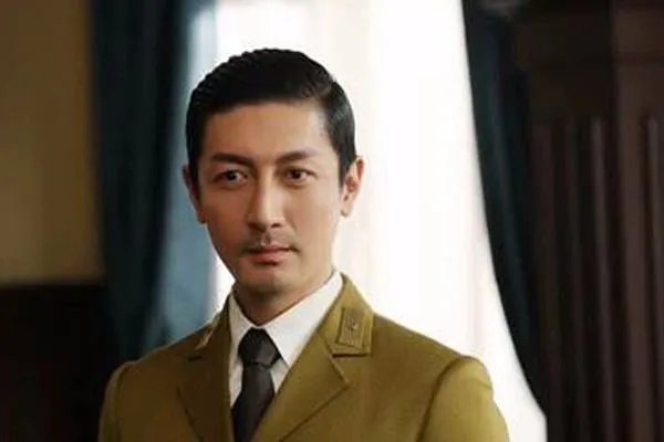 张鲁一王子文一同走红毯，为何被网友称两位之间隔了“一堵墙”？