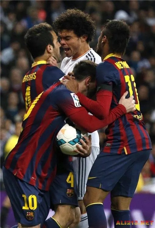 盘点佩佩10大“脑残”时刻 踹队友踩梅西坑惨C罗