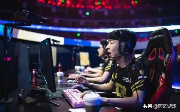 RNG豪门衰落被FPX零封横扫，Cat实名吐槽狼行鳄鱼，4个字评价小明！如何评价？