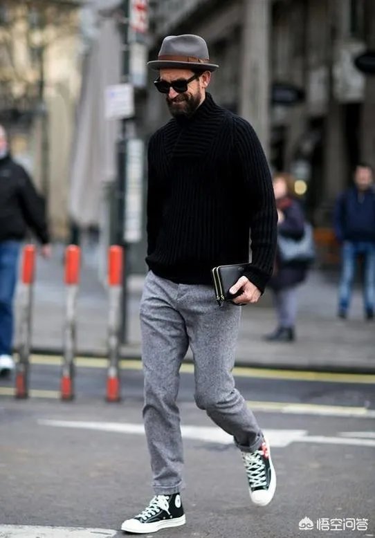 对于冬季流行的男士毛衣来说，如何穿出时尚的感觉？