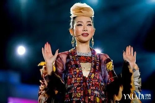 周鹏和萨顶顶是同一个人吗遭遇什么变故让她改名了？