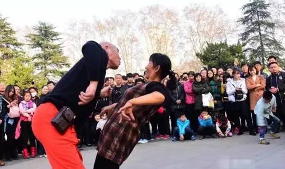 郑州公园叫停尬舞是怎么回事？